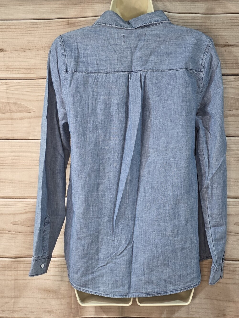 Old Navy Chambray Shirt Long Sleeve Classic Fit Cotton Med Wash Blue Size M - Picture 3 of 7